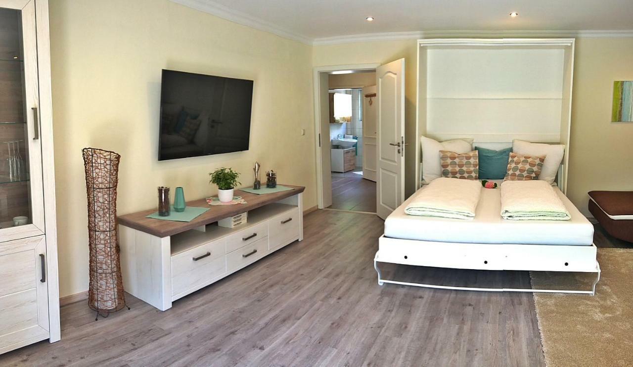Roosartige Ferien - Ferienwohnung Am Weiherturm باشاراش المظهر الخارجي الصورة